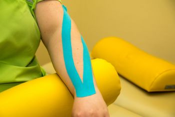 Kinesiologisches Tape Schmerzbehandlung